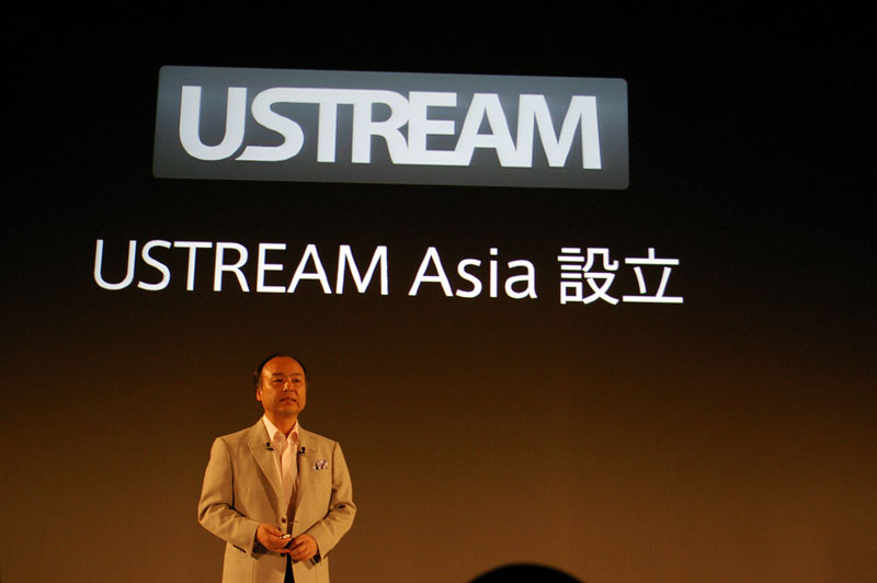 18���̋L�҉��USTREAM Asia�̐ݗ��𔭕\����\�t�g�o���N�̑����`�В�