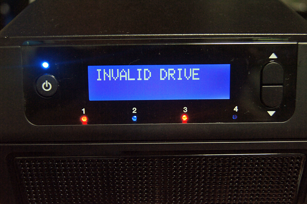 ��������Ή���HDD�𑕒������ꍇ�A�S�ʂ̃p�l����INVALID DRIVE�ƕ\�������