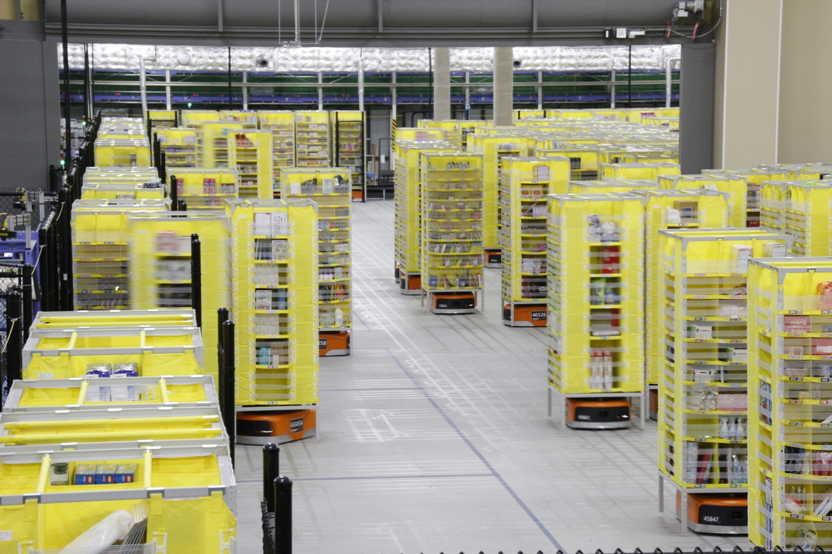 アマゾンジャパン、国内初の“可動式商品棚”を物流センターに導入