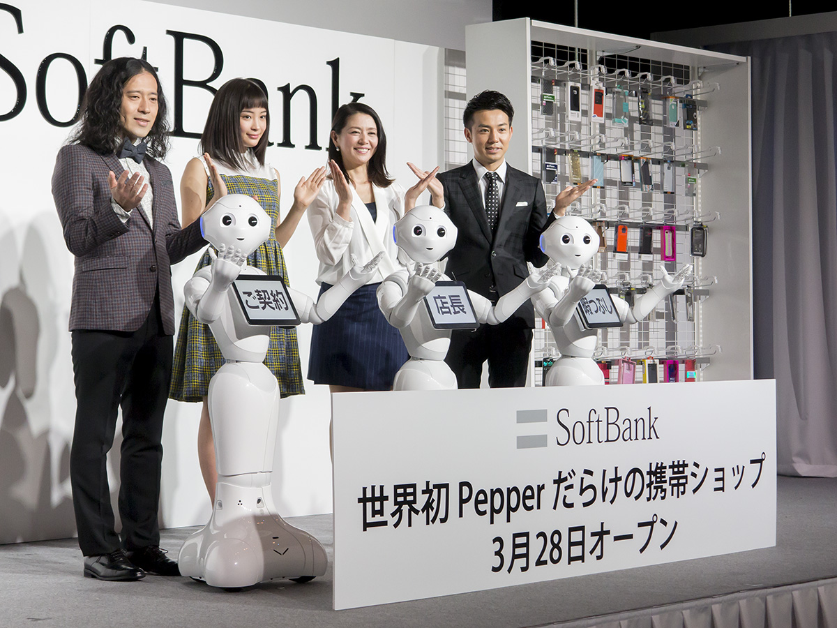 ソフトバンク、「Pepperだらけの携帯ショップ」表参道にオープン、受付