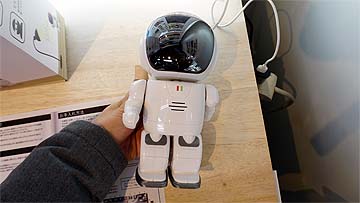 スマホで制御できるロボット型カメラ「AUDUBE」、ユニットコムが9980円