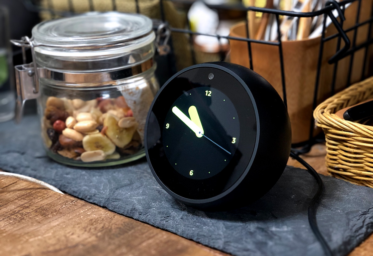 Amazon Echo Spot で癒しのひととき ディスプレイ付き スマートスピーカーならではの便利な使い方 今日も元気に仕事しよう Internet Watch