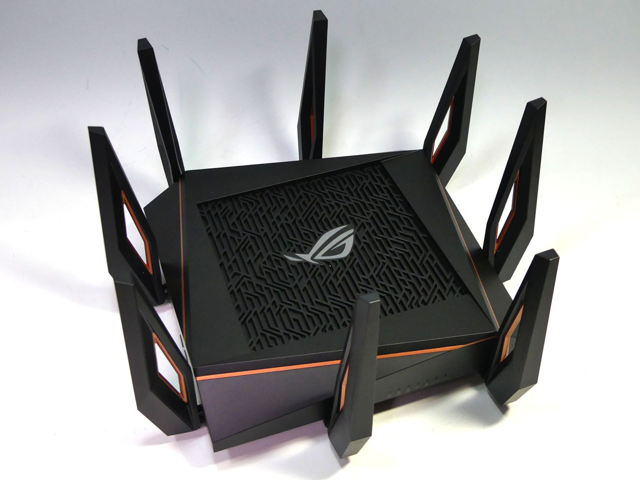 11ax＋メッシュ＋2.5GbE＝最強Wi-Fi！ ASUS「ROG Rapture GT-AX11000 