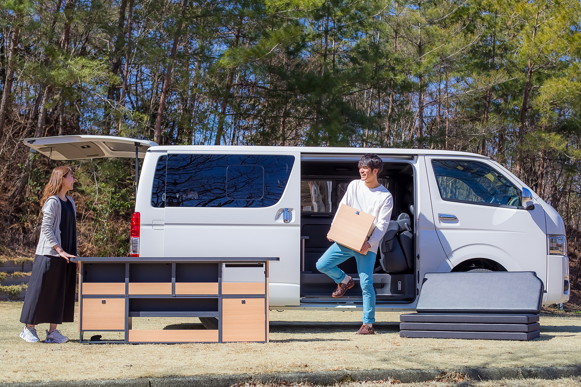 キャンカー仕様に変身!　ハイエース200系スーパーGL専用 ウィンドウパネル左右 キャンカー仕様に変身! ハイエース200系スーパーGL専用