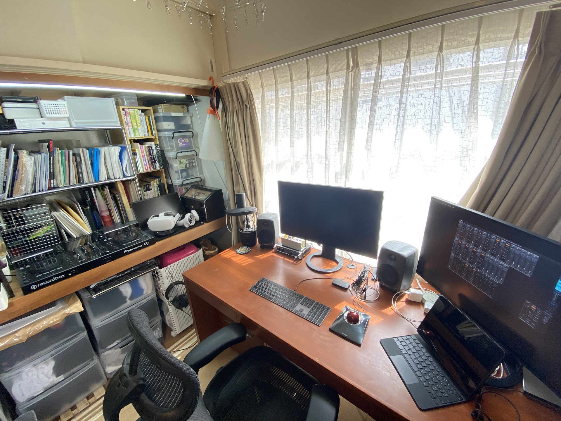 座ったまま あらゆる作業をこなせる自室環境」で仕事効率アップ