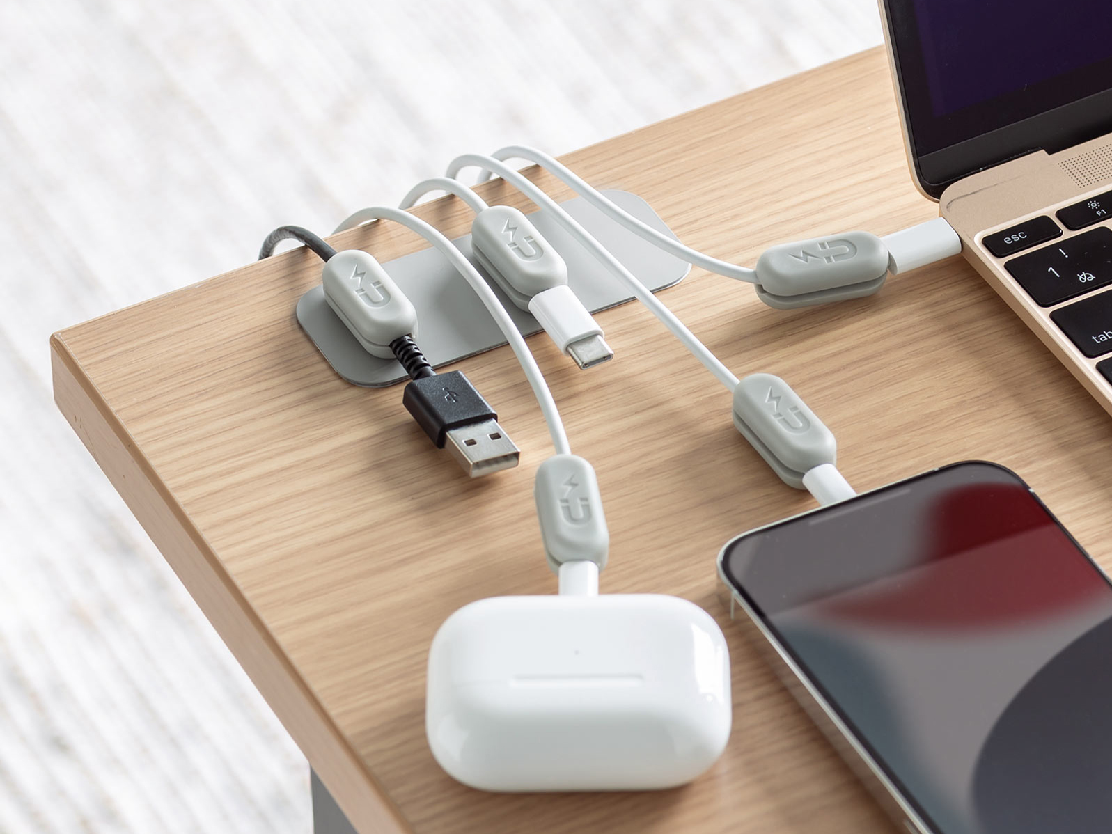 ケーブルにマグネットを付けて固定・整理できるケーブルホルダー「200