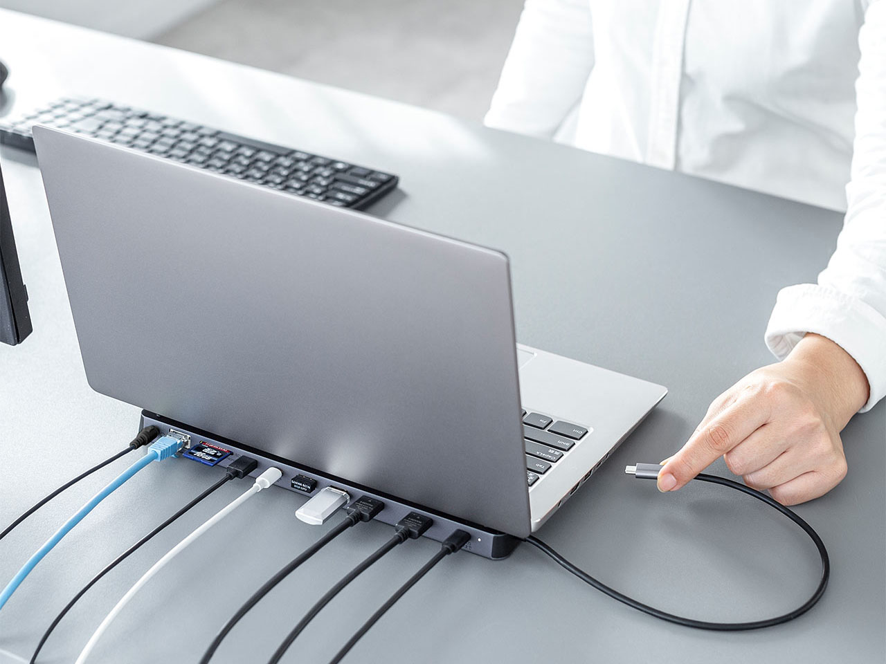 サンワサプライ、ノートPCスタンドにもなる11 in 1ドッキング