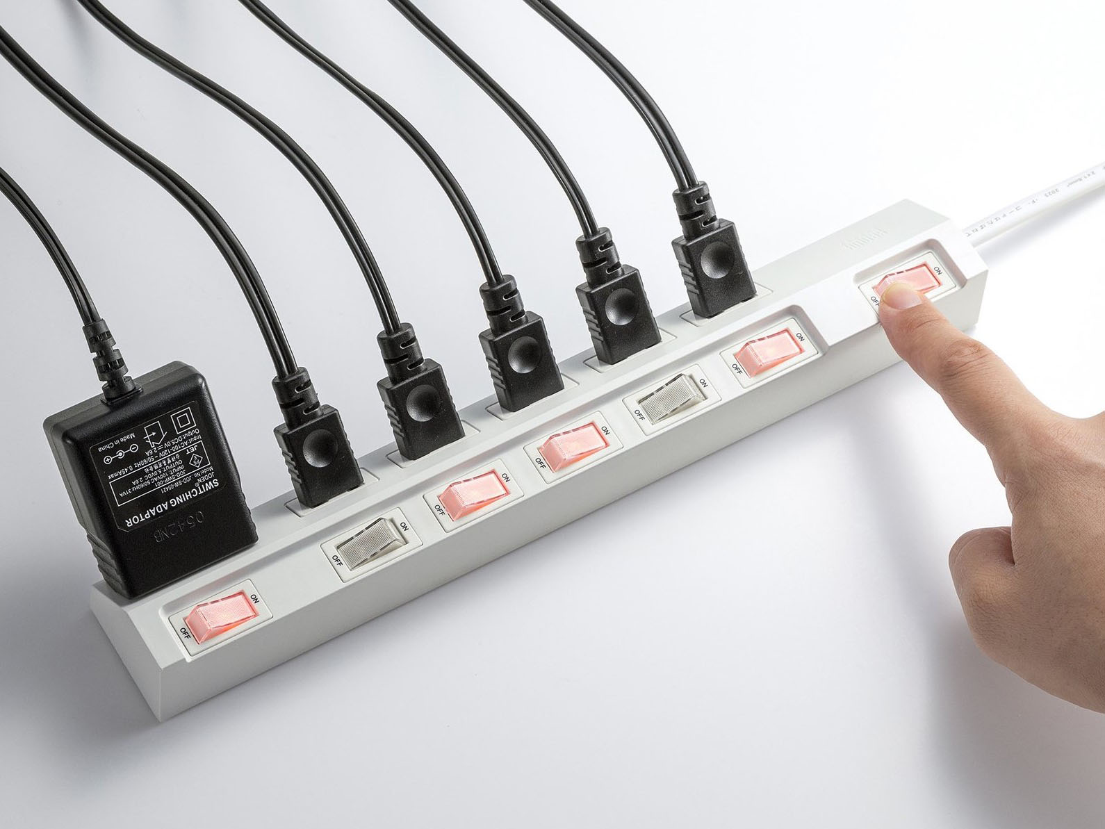 【ジャンク】Switch本体セット 電源不可・初期化未・有線アダプタ付 サンワサプライ、一括・個別スイッチを備えたマグネット付き6/4口電源
