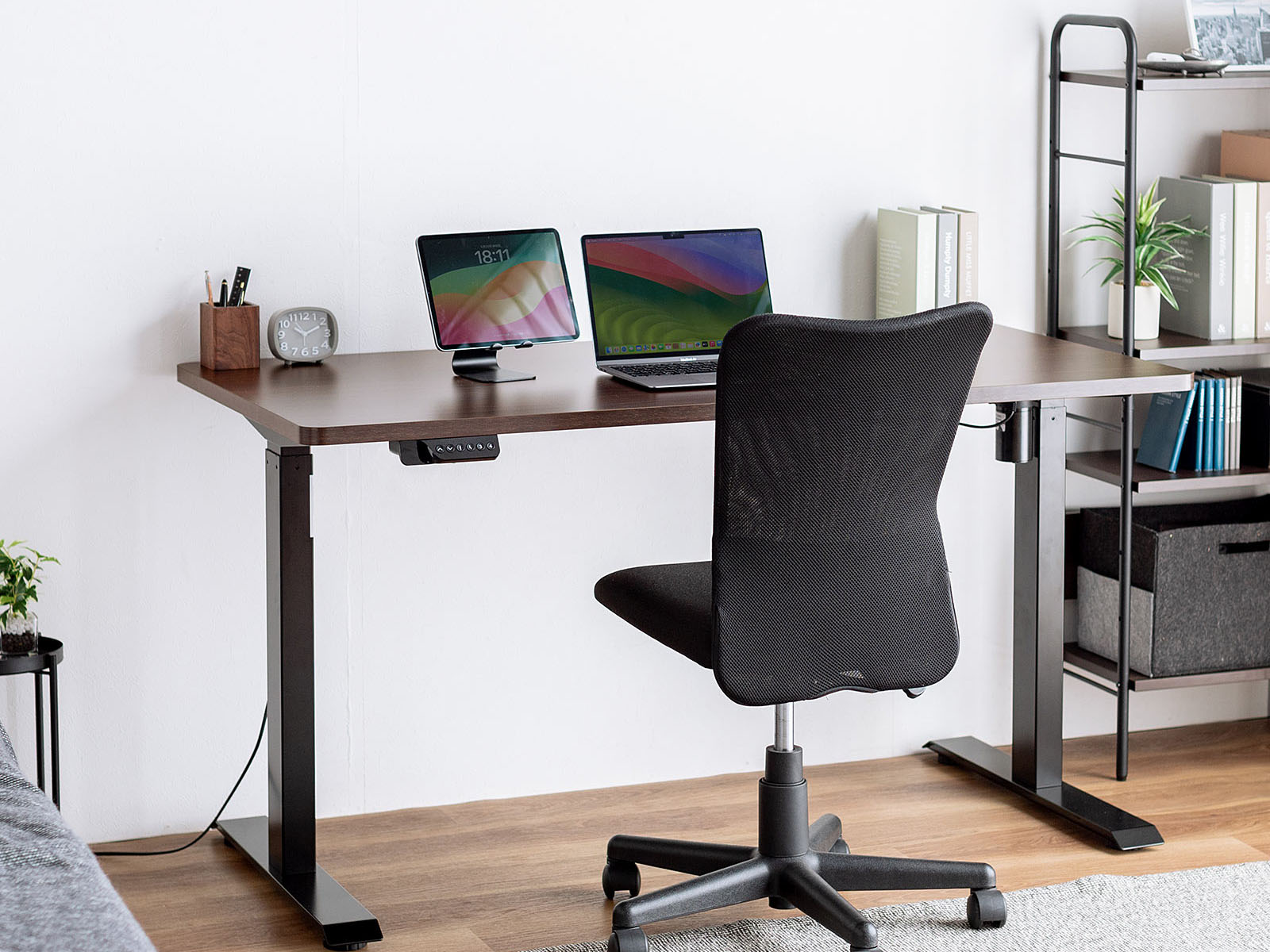 4色×4タイプの天板から選べる電動昇降デスク「102-ERD101-104