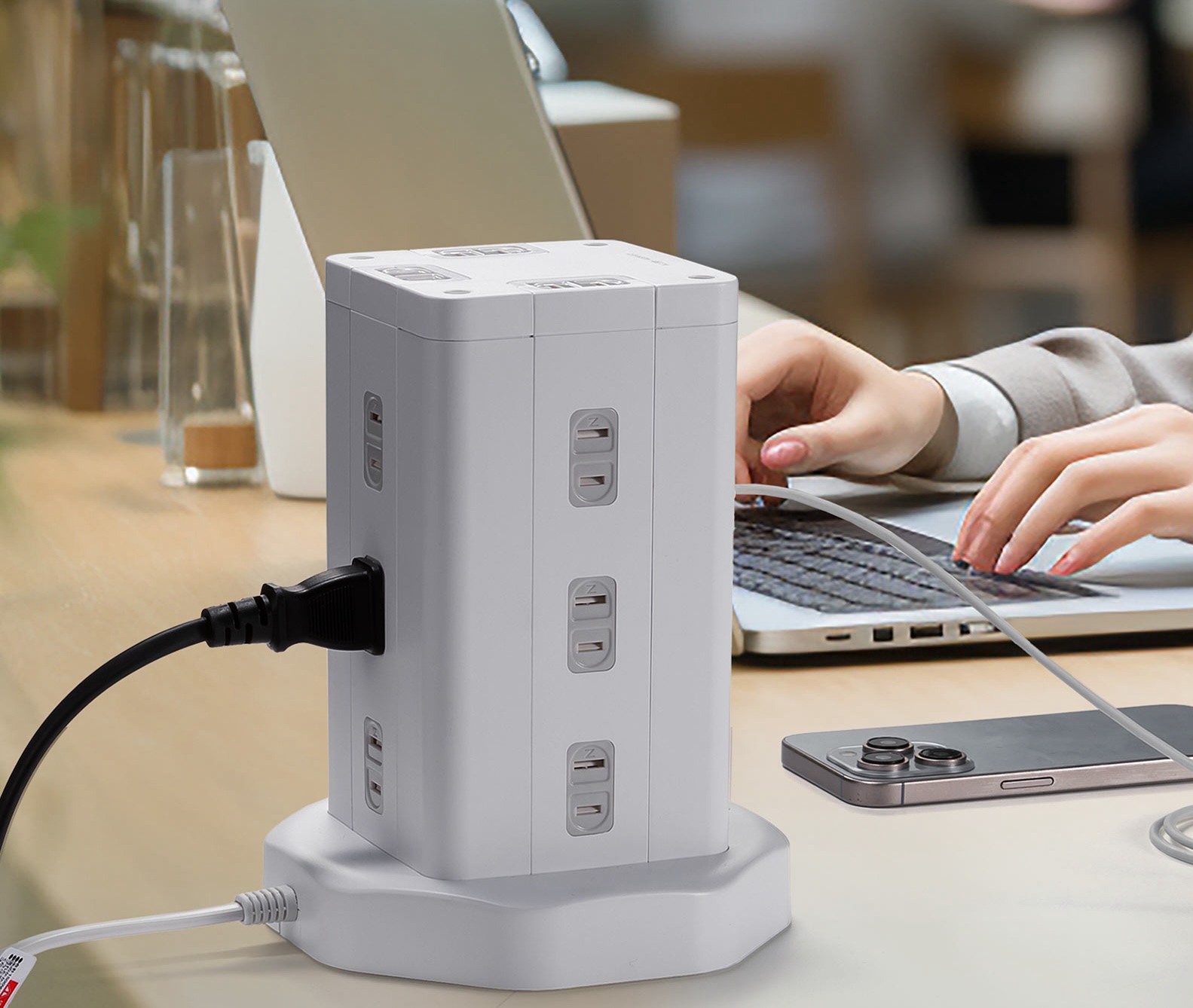 AC×12とUSB×4を備えるタワー型電源タップ「700-TAP074