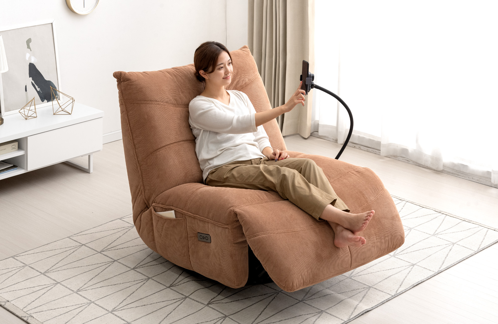 ワイヤレス充電可能なスマホ用アームを搭載した電動「スマートソファ