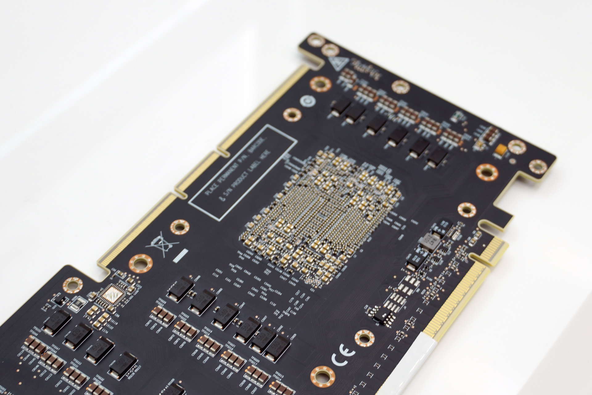 GPUなどにある「基板裏側のチップコンデンサ群」を集約、省電力・省