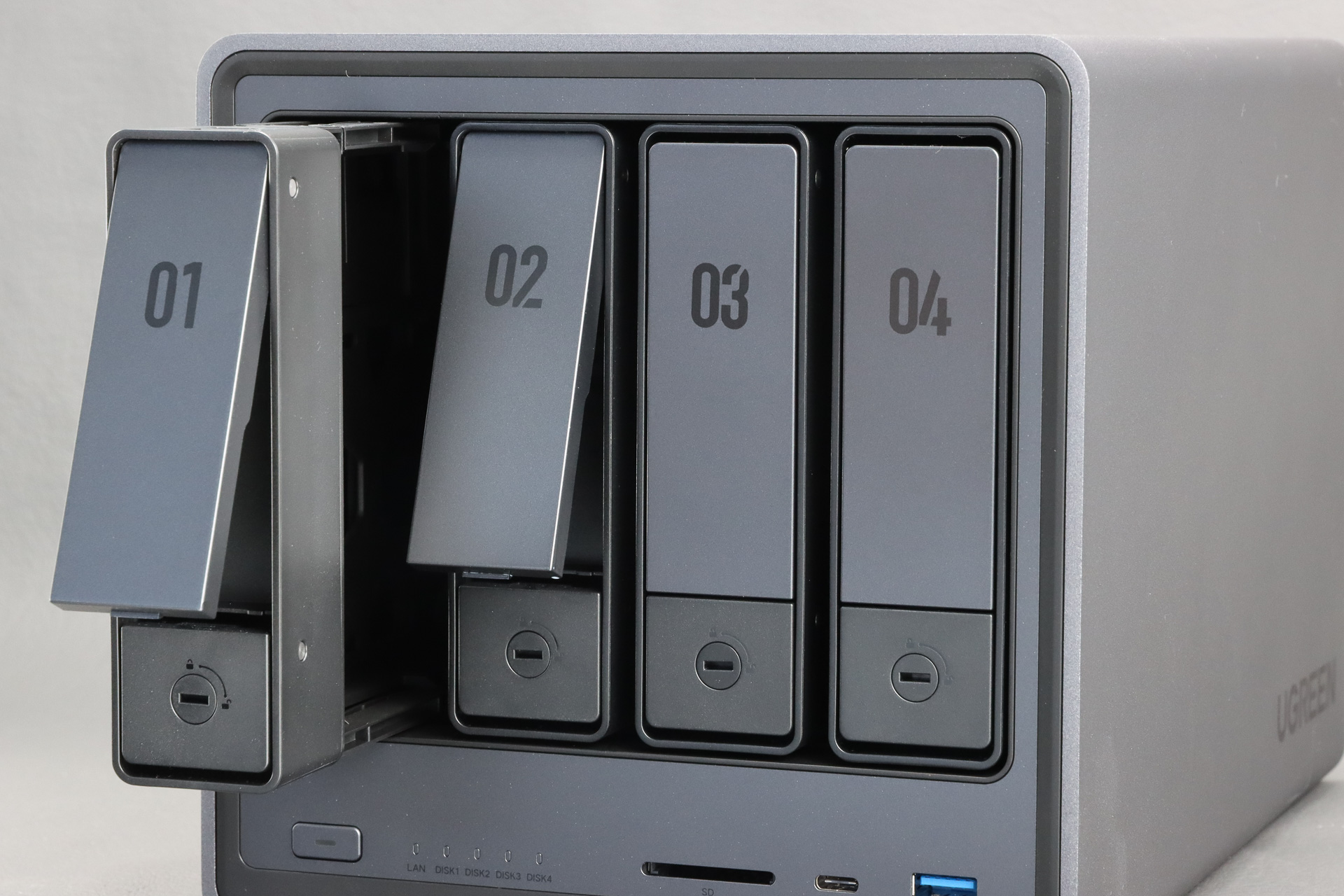 NAS 2ベイ USBポート付き開けただけ