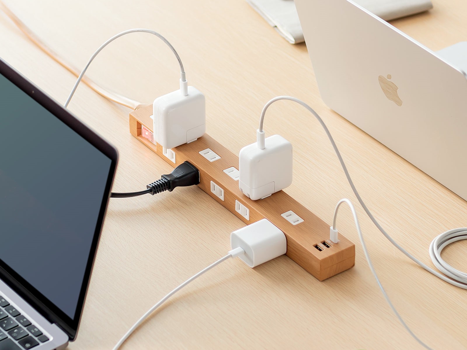 USB Type-A/Cポートも備えた13in1電源タップ「700-TAP078