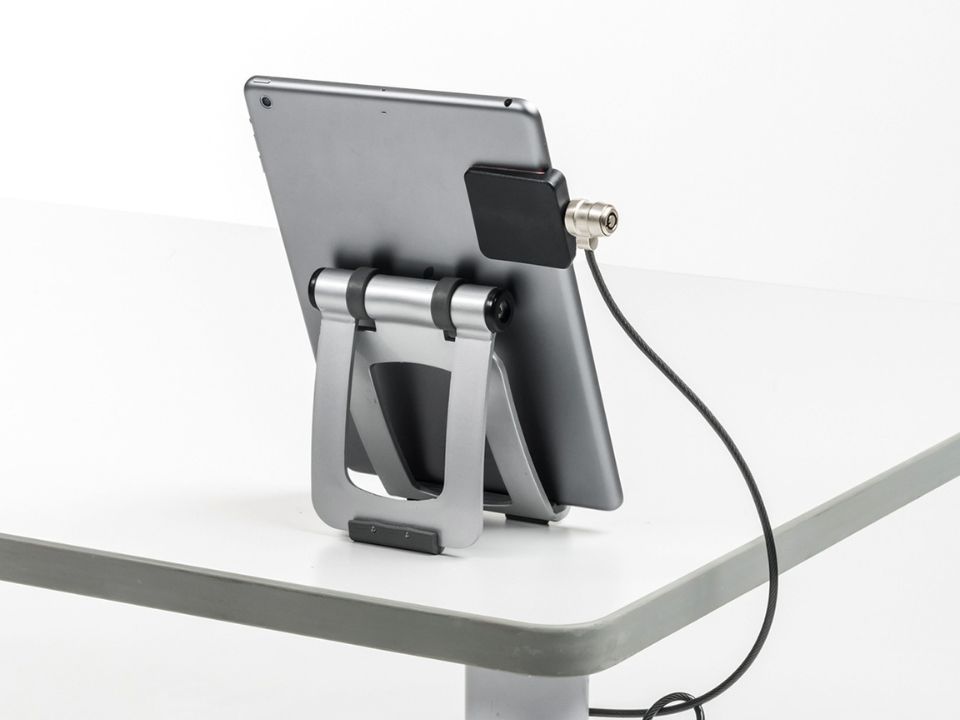 サンワサプライ、iPadやMacBook向けに“貼り付けるセキュリティスロット