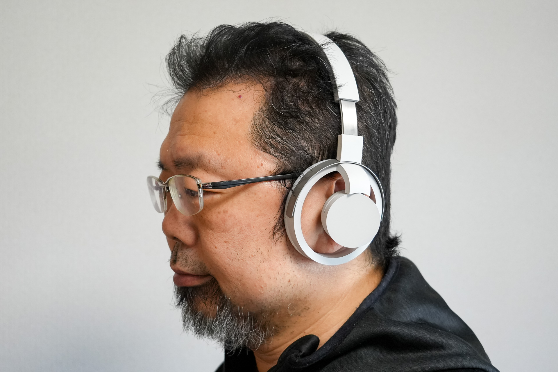 NTTの特許技術がスゴい!! 耳スピーカーの「nwm ONE」で仕事中の「音