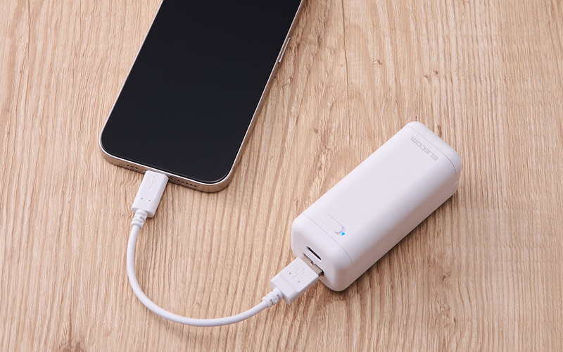 単3形×4本でスマホを充電できる乾電池式モバイルバッテリー、エレコム