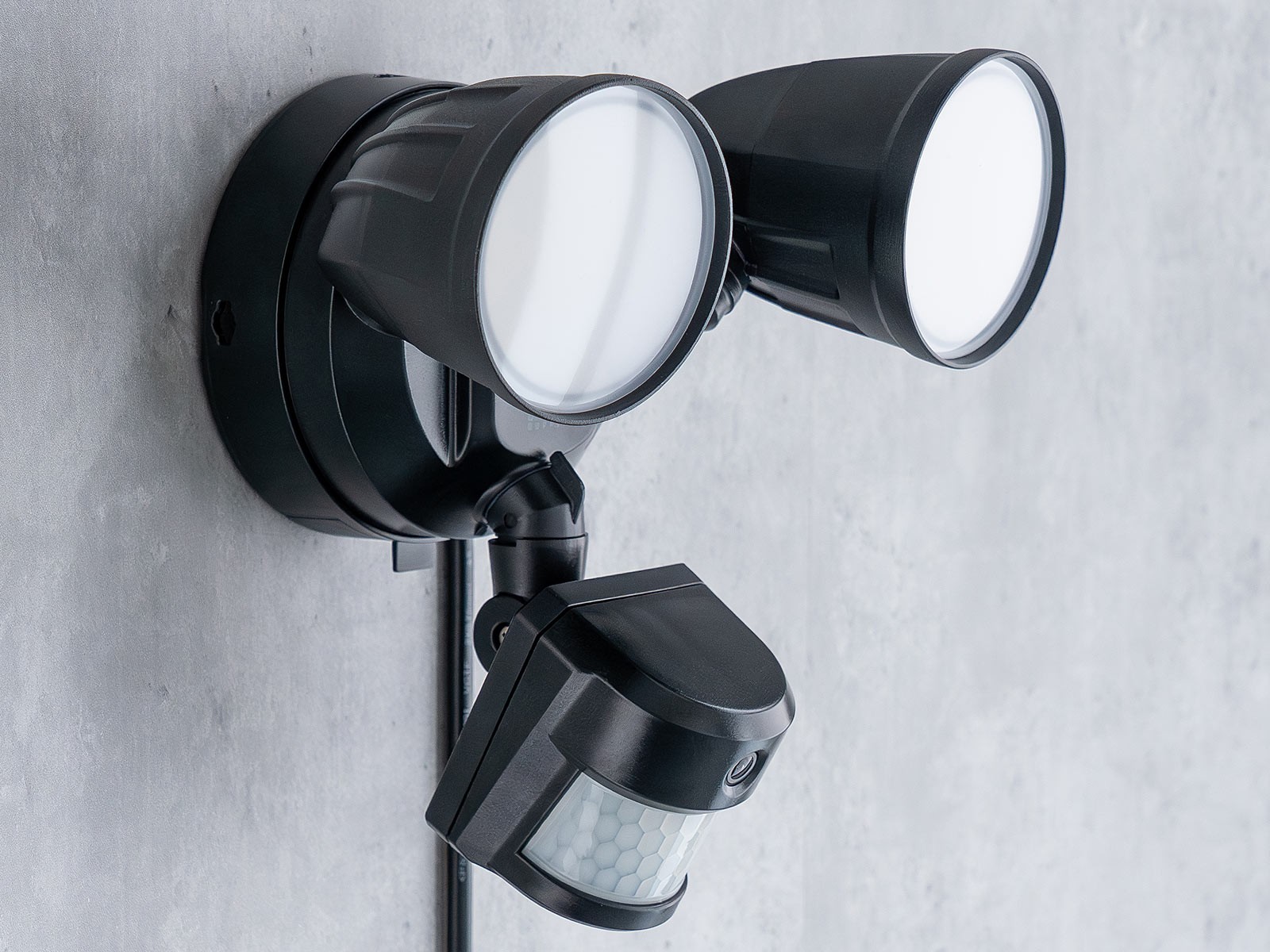 サンワサプライ、人感センサーで自動点灯・録画するカメラ一体型