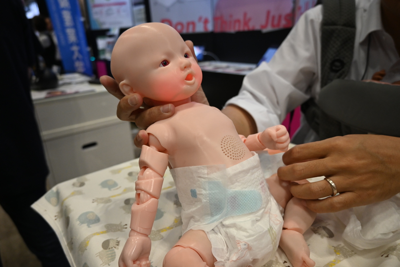 (中国)児童の生活４種完 電源ボタンなし、動作終了まで泣き続ける赤ちゃんロボット