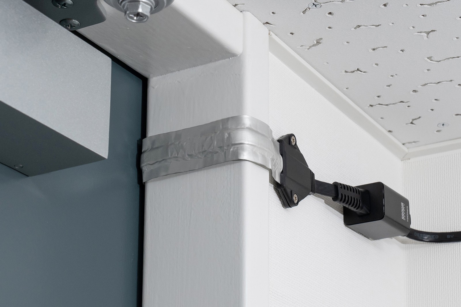 サンワサプライ、扉や窓のすき間から屋外に配線できるLAN延長ケーブル