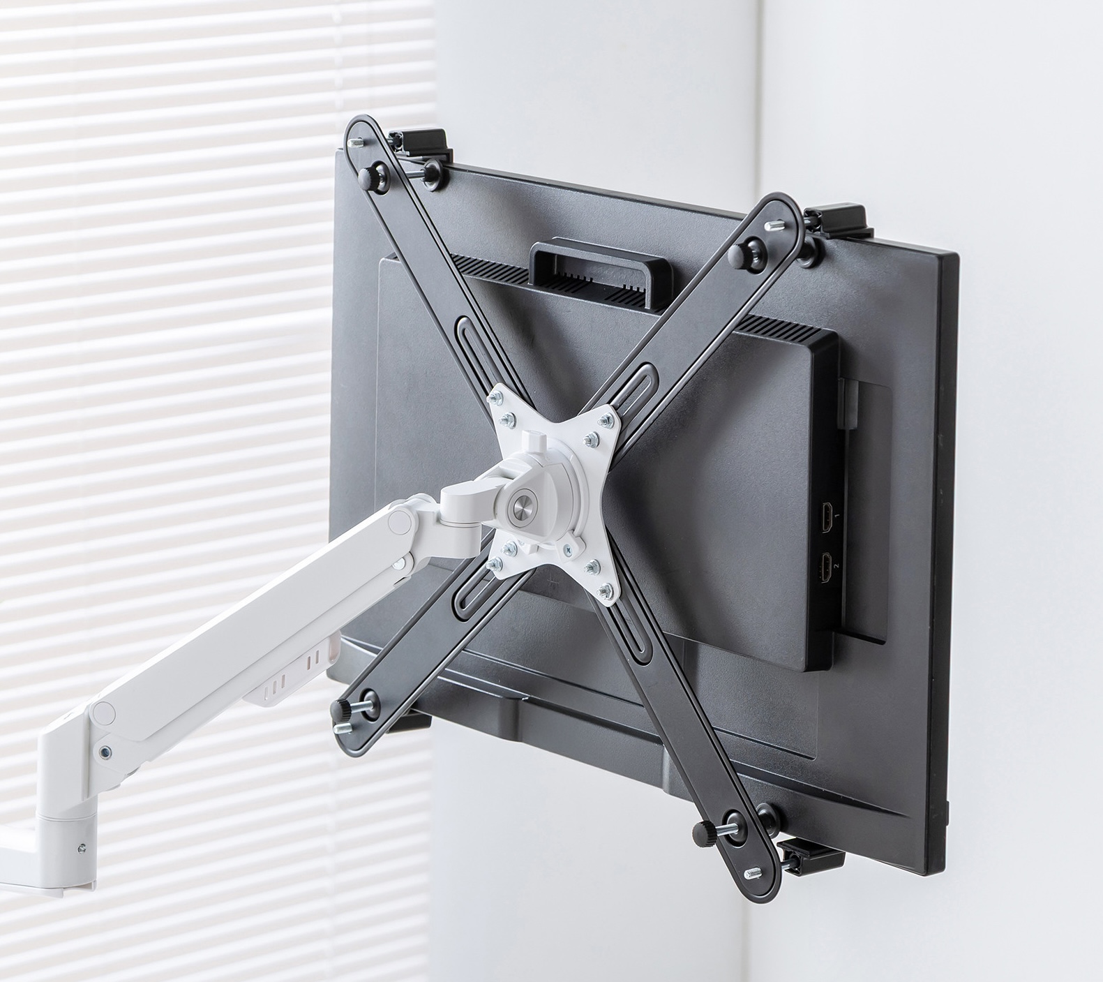VESA非対応モニターをVESA規格アームに取り付け可能にするホルダー