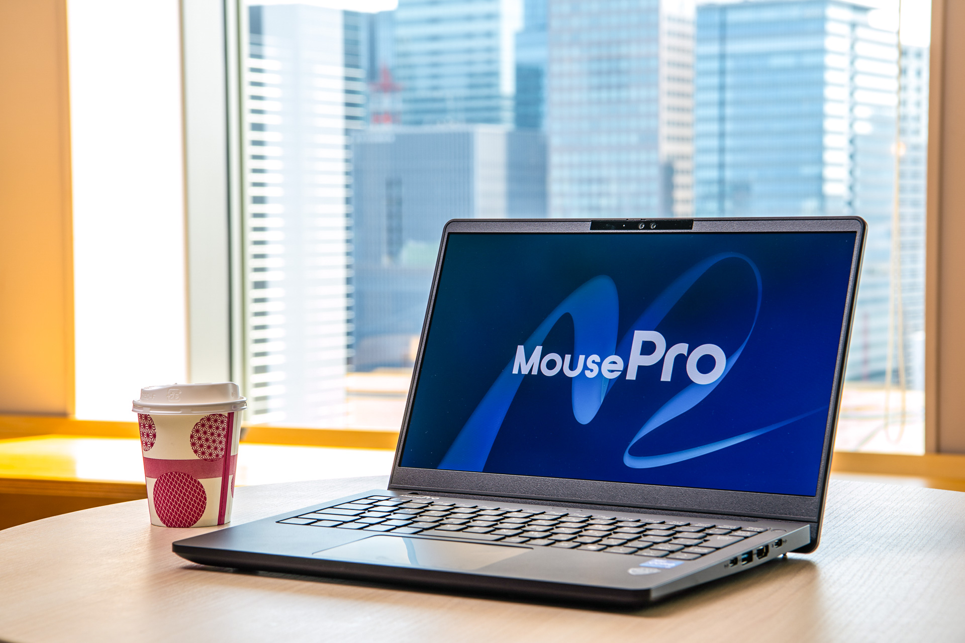 エントリークラスなのに有機EL搭載のビジネスPCが登場!! キレイな映像 