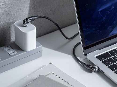 水平・垂直方向に自在に回転する1.8mのUSB Type-Cケーブル「500-USB090