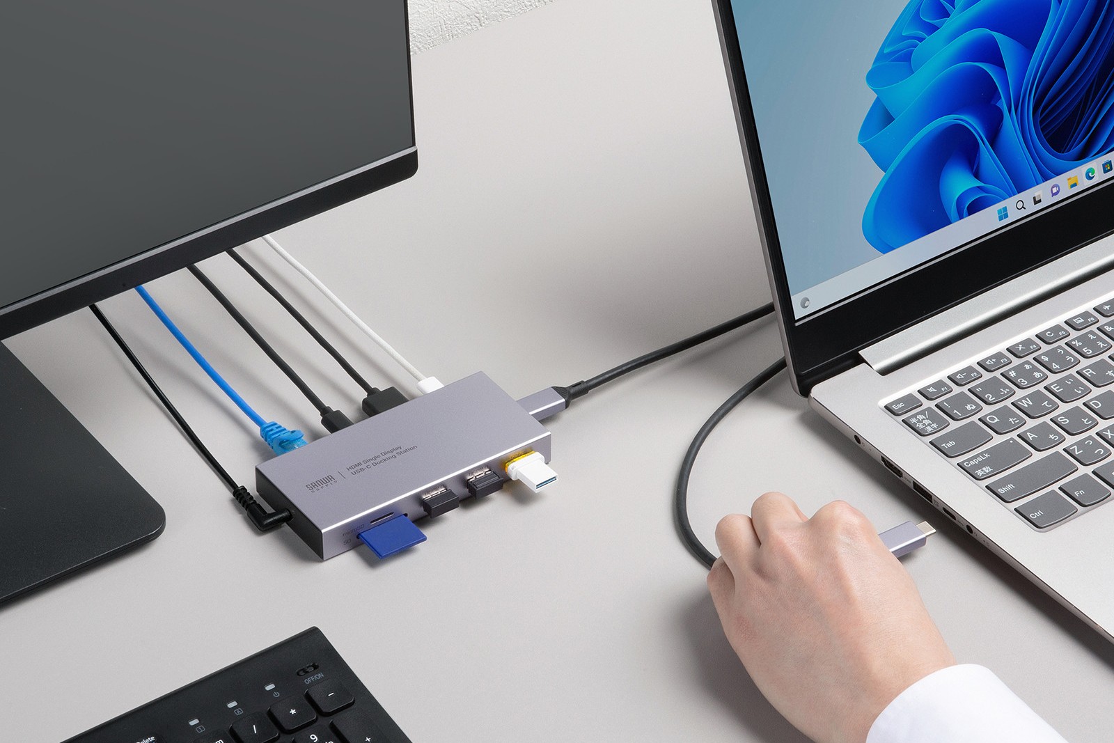 10ポートを小さな本体に詰め込んだドッキングステーション「USB-CVDK22