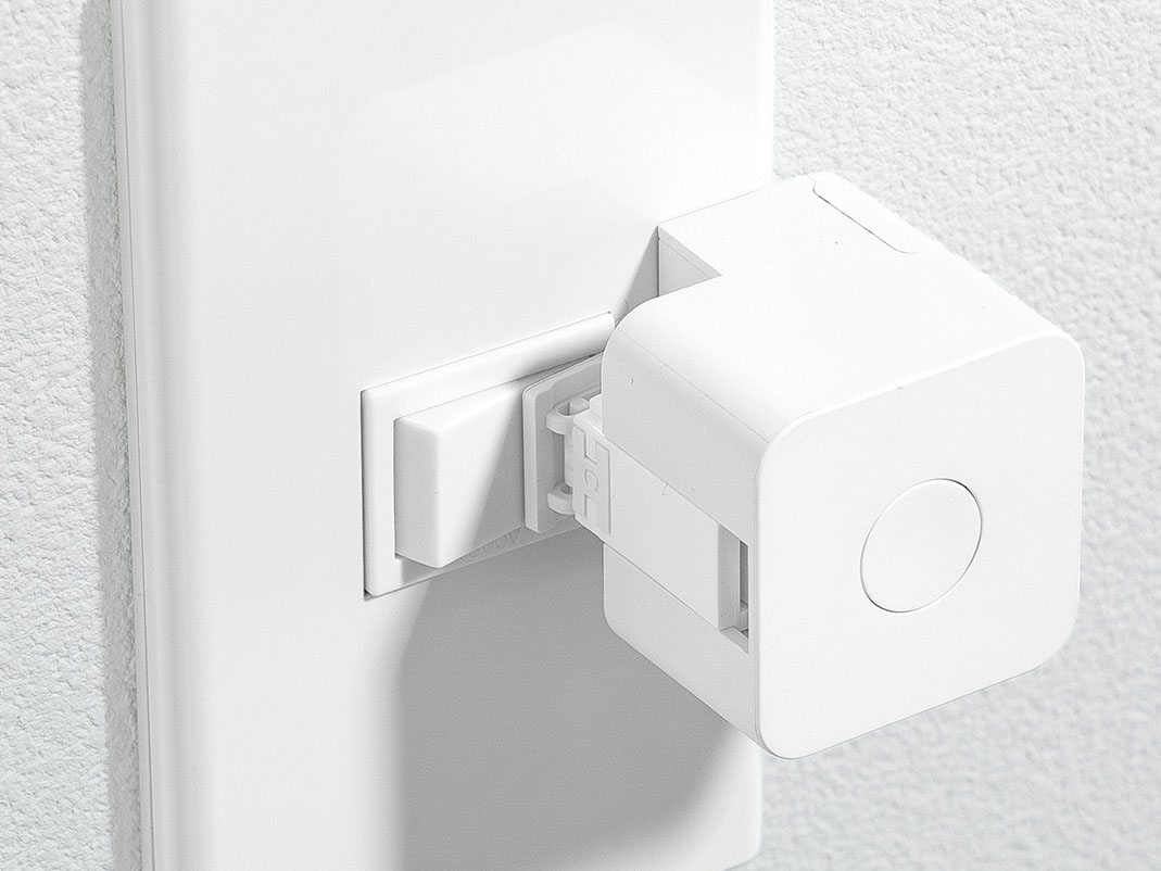 サンワサプライ、貼り付けるだけで既存スイッチをスマート化できるIoT指ロボットを発売