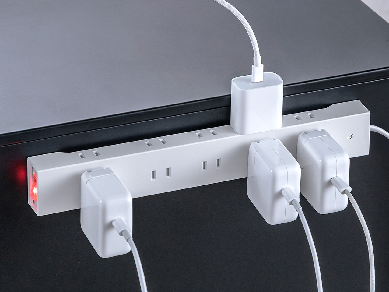 雷ガードと強力マグネットを搭載した10個口電源タップ、サンワサプライ
