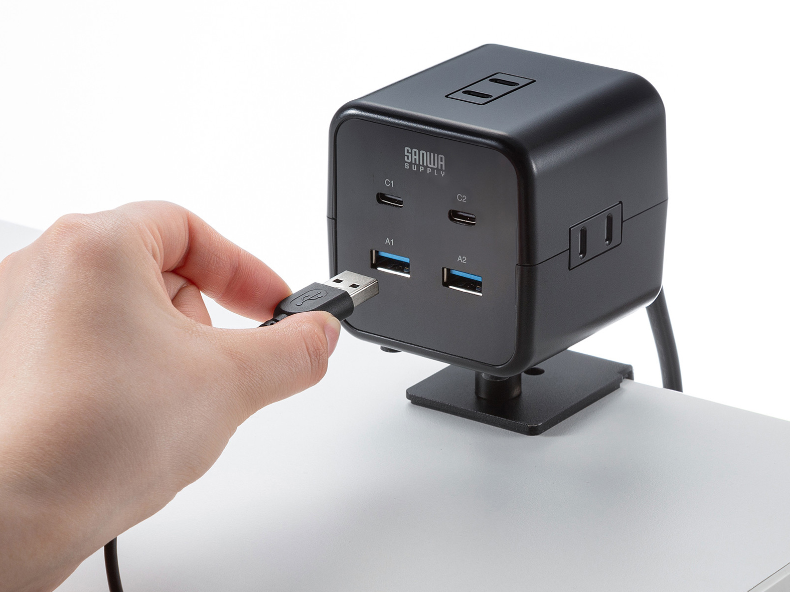 クランプ固定式で全7ポート、4方向に向きを変えられる電源タップを