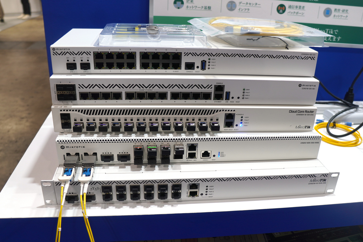 「MikroTik」の各種ルーターを展示、小型モデルも。国内販売＆マネージドサービスを手掛けるGLBBジャパンのブースで【Interop Tokyo 2026】