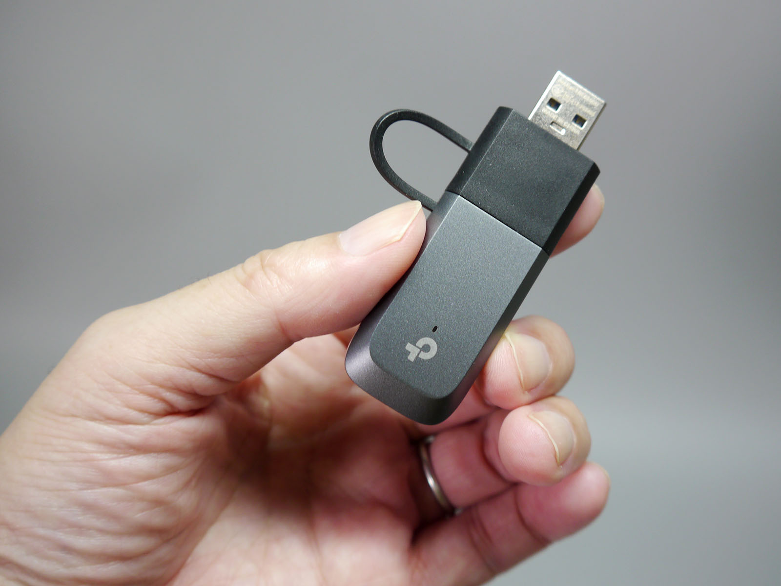 コンパクトだからこそのメリットとデメリット、TP-LinkのUSB Type-C対応Wi-Fi 7アダプター「Archer TBE6500U」【イニシャルB】