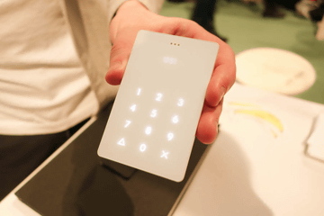 ミニマリスト向け携帯電話「Light Phone」の新モデル、E Ink電子ペーパーを廃止へ【やじうまWatch】 - INTERNET Watch