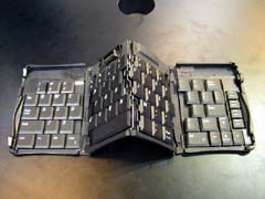 折りたたみ式の外付けキーボード
